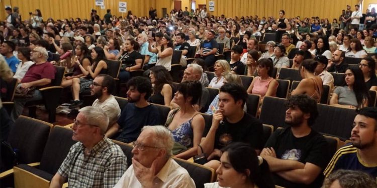Tras realizar el 9° Encuentro Federal de DDHH, una caravana militante marchó a saludar a Cristina Kirchner