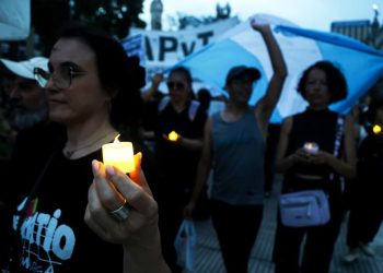 Un abrazo en la emergencia: la lucha del Garrahan y los discas en Plaza de Mayo