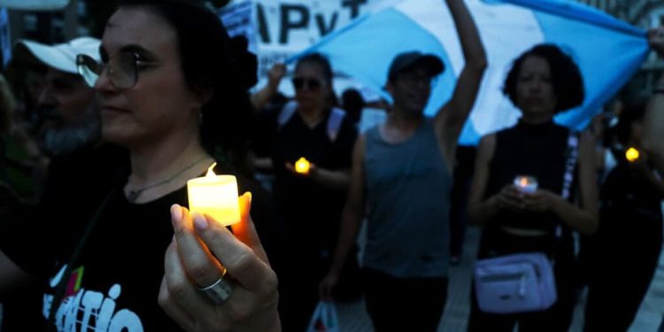 Un abrazo en la emergencia: la lucha del Garrahan y los discas en Plaza de Mayo