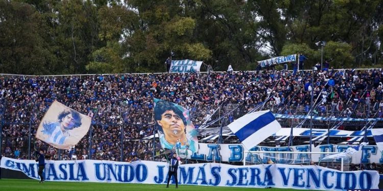 Un hincha de Gimnasia cayó desde una tribuna antes del clásico y fue hospitalizado