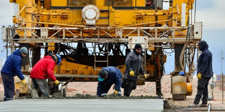 UOCRA denuncia que 1.800 trabajadores están paralizados por la obra de un oleoducto en Río Negro
