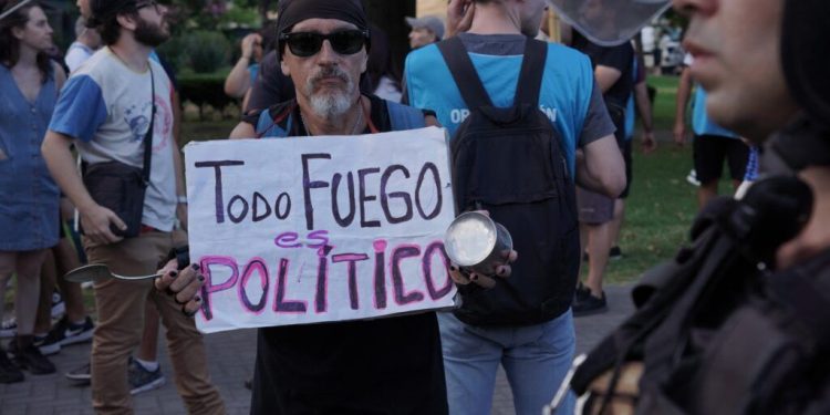 Ambientalistas protestaron contra el Gobierno por la inacción ante los incendios