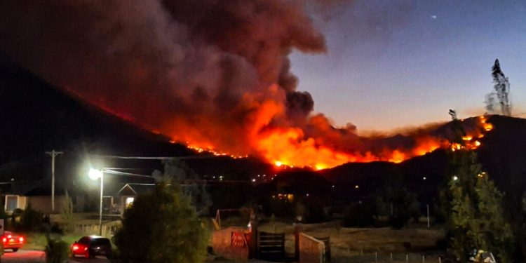 Arde Chubut y Milei apaga los fondos: denuncian que el ajuste pone en riesgo vidas y bosques