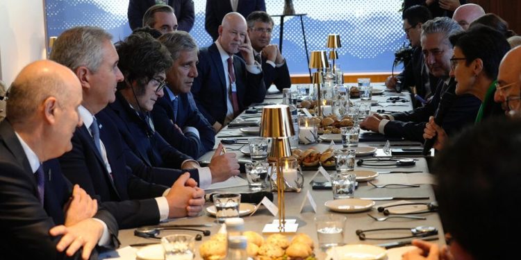 Controversia en el gobierno por la nueva jugada de Milei con Trump