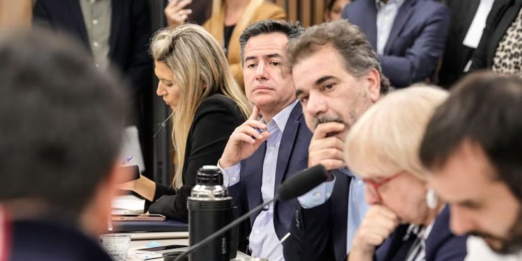 El Gobierno busca blindar el DNU de la SIDE en el Congreso ante el avance opositor