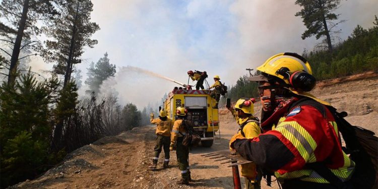 El sur en llamas: frente a la desidia oficial emerge al rescate la sociedad civil