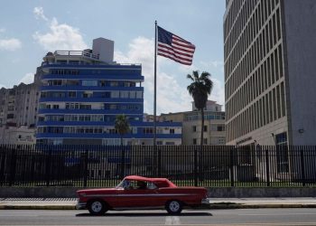En medio de la incertidumbre política, embajadas y empresas activaron planes de evacuación de Cuba