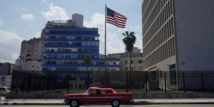 En medio de la incertidumbre política, embajadas y empresas activaron planes de evacuación de Cuba