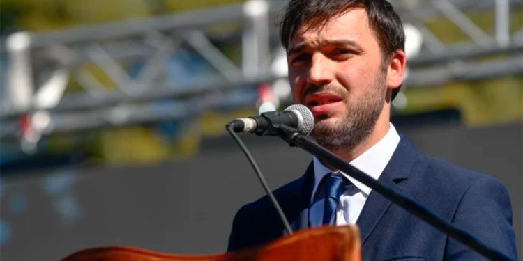 Evacuados y una quincena de viviendas carbonizadas por el incendio en Chubut que amenaza con extenderse