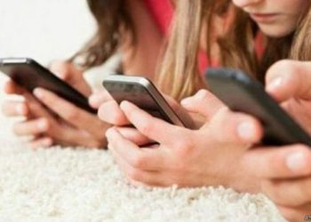 Francia busca prohibir el acceso a redes sociales y restringir el uso del celular en adolescentes
