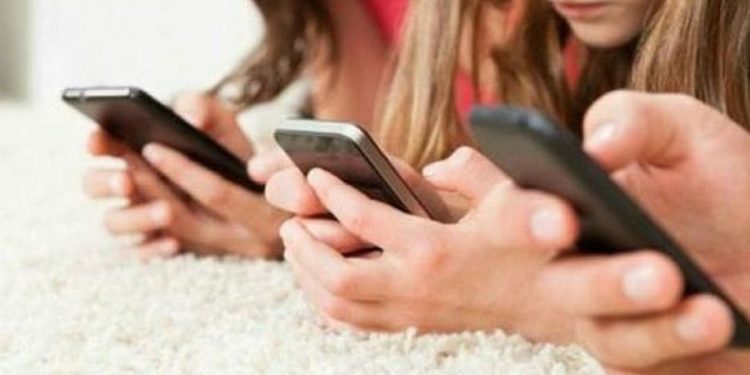 Francia busca prohibir el acceso a redes sociales y restringir el uso del celular en adolescentes