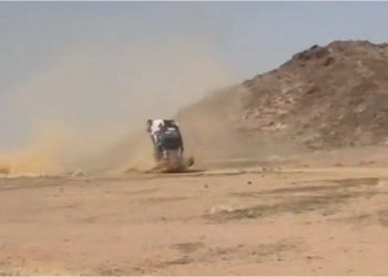 Impactante accidente en el Dakar: el auto de Jesús Calleja quedó destrozado después de dar varias vueltas y debió abandonar la competencia