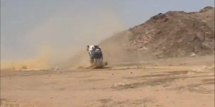 Impactante accidente en el Dakar: el auto de Jesús Calleja quedó destrozado después de dar varias vueltas y debió abandonar la competencia