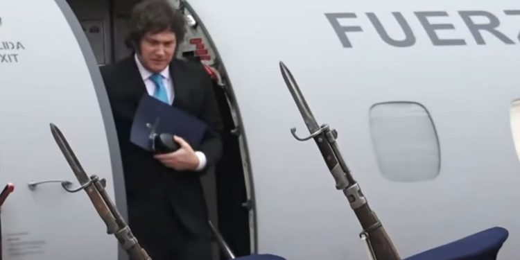 Javier Milei aterrizó en Paraguay para la firma del acuerdo entre el Mercosur y la Unión Europea