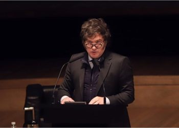 Javier Milei se mantiene como la figura política con mejor imagen de la Argentina tras dos años de gestión