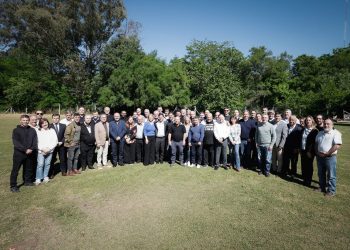 Kicillof encabeza la primera conferencia del verano y se reúne con intendentes del MDF