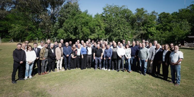 Kicillof encabeza la primera conferencia del verano y se reúne con intendentes del MDF