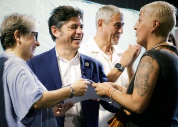 Kicillof entregó escrituras en Avellaneda y volvió a cuestionar a Milei: «Los bonaerenses sí creen en la justicia social»