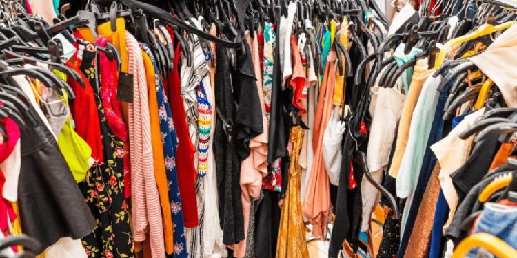 Los costos sociales de la avalancha de ropa importada