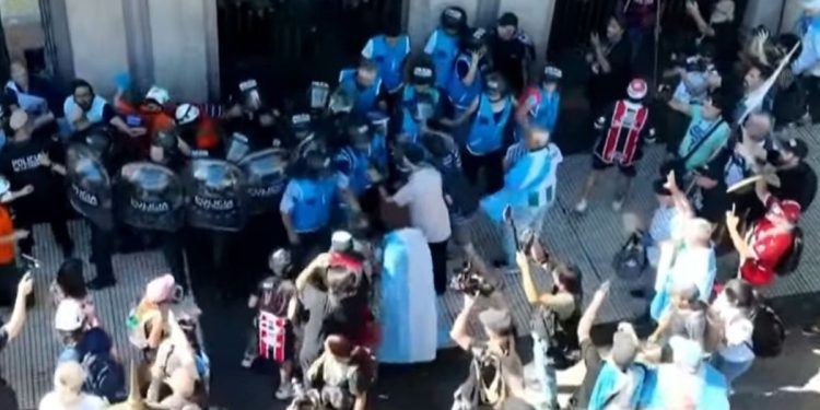 Nueva marcha de jubilados y discapacitados en el Congreso: hubo tensión con los efectivos policiales