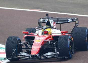 Papelón de Ferrari: tuvo una accidentada presentación y se le quedó el auto a Hamilton