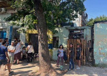 Por orden del Gobierno de la Ciudad, siete familias fueron desalojadas y permanecen en la calle