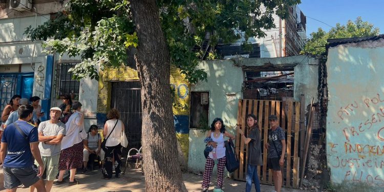 Por orden del Gobierno de la Ciudad, siete familias fueron desalojadas y permanecen en la calle