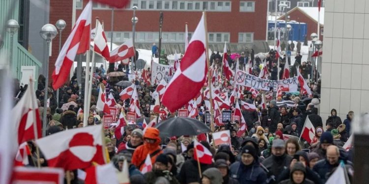 Reacción a las sanciones arancelarias de Donald Trump: marchas en Groenlandia y confrontación de Emmanuel Macron