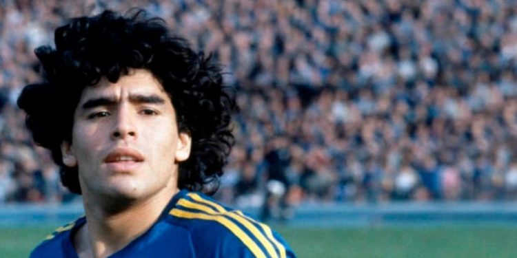 Subastaron la primera camiseta que usó Diego Maradona en Boca en más de u$s27 mil