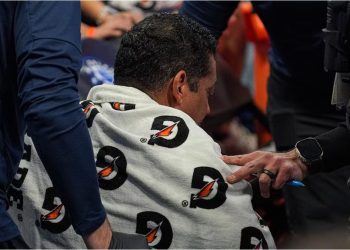 Susto en la NBA: un juez sufrió una grave lesión y abandonó el juego en silla de ruedas