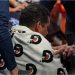 Susto en la NBA: un juez sufrió una grave lesión y abandonó el juego en silla de ruedas
