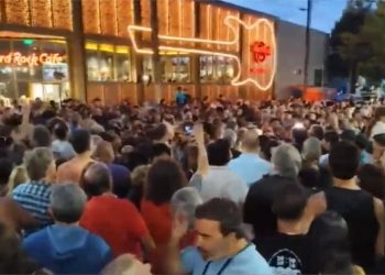 “Tour de la Gratitud” en Mar del Plata: Milei recibió respaldo militante y también repudio de jubilados