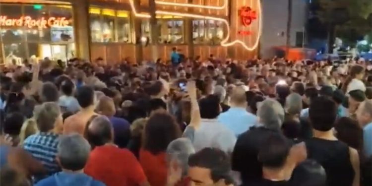 “Tour de la Gratitud” en Mar del Plata: Milei recibió respaldo militante y también repudio de jubilados