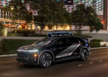 Uber presentó su nuevo robotaxi y promete lanzamiento en EEUU en 2026