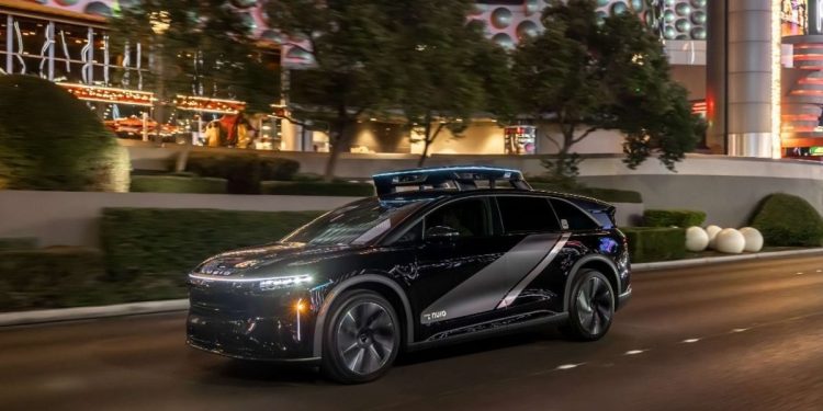 Uber presentó su nuevo robotaxi y promete lanzamiento en EEUU en 2026