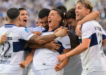 Un gol olímpico de un Barros Schelotto ayudó para que Gimnasia le gane a Racing en la primera fecha