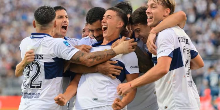 Un gol olímpico de un Barros Schelotto ayudó para que Gimnasia le gane a Racing en la primera fecha