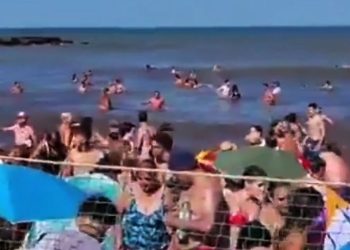 Un “mini tsunami” golpeó en Santa Clara del Mar y arrasó con la playa: un muerto y 35 heridos