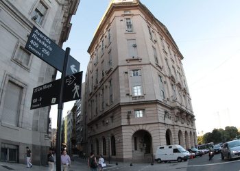 Vigilar y castigar: Milei destina los fondos de salud y educación a inteligencia y seguridad