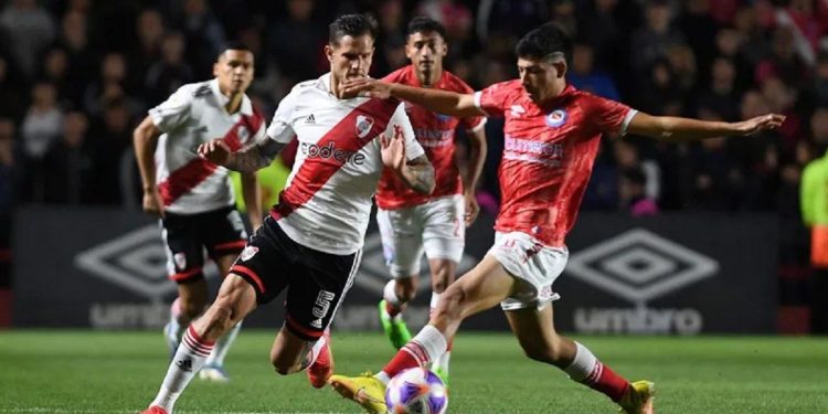 Argentinos Juniors le gana a River en el entretiempo y Marcelo Gallardo fue expulsado