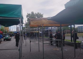 Con un fuerte operativo policial, la Ciudad comenzó a hacer un muro en la Feria de la Villa 31: «Tenían orden de aprisionarnos»