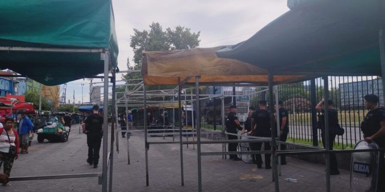 Con un fuerte operativo policial, la Ciudad comenzó a hacer un muro en la Feria de la Villa 31: «Tenían orden de aprisionarnos»