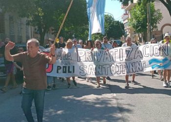 Crece el rechazo de vecinos por la privatización de un polideportivo público de Liniers