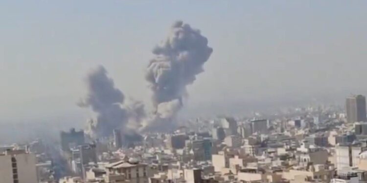 EEUU e Israel bombardearon Irán en una ofensiva dirigida contra el ayatolá Ali Jamenei