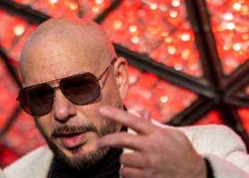 El insólito Récord Guinness que busca romper Pitbull: miles de personas usando calvas postizas