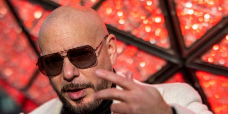 El insólito Récord Guinness que busca romper Pitbull: miles de personas usando calvas postizas