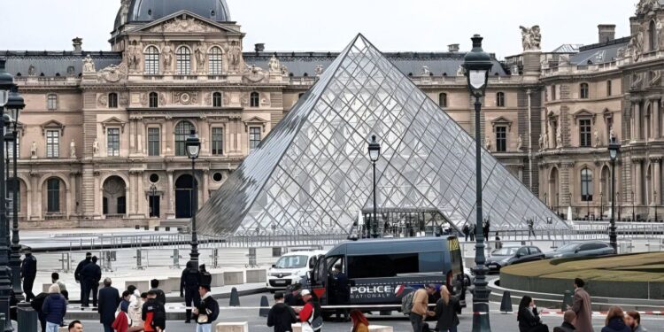 El Museo de Louvre tendrá nuevo director tras una crisis por el robo de las joyas