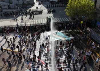Incidentes en la marcha contra la reforma laboral: al menos 16 detenidos tras enfrentamientos con la Policía