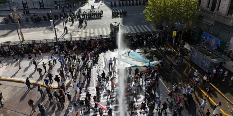 Incidentes en la marcha contra la reforma laboral: al menos 16 detenidos tras enfrentamientos con la Policía