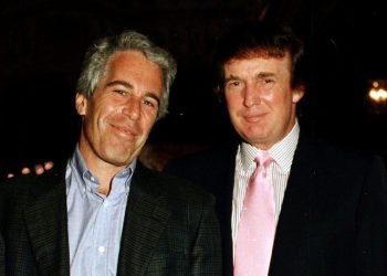 La estrella de Donald Trump en Hollywood fue alterada con imágenes donde aparece junto a Jeffrey Epstein